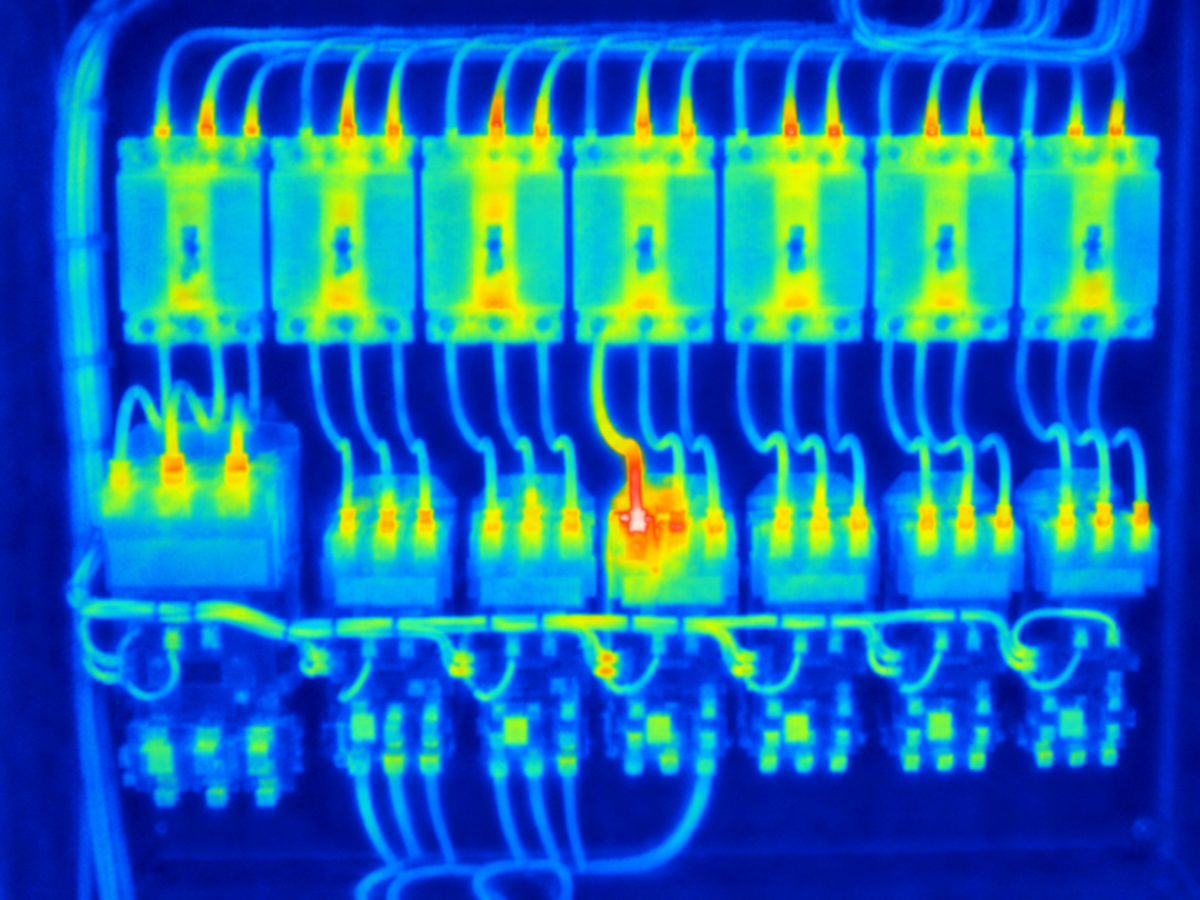 Thermal view of the electrical switchboard showing a high-temperature fault at a central contactor terminal
