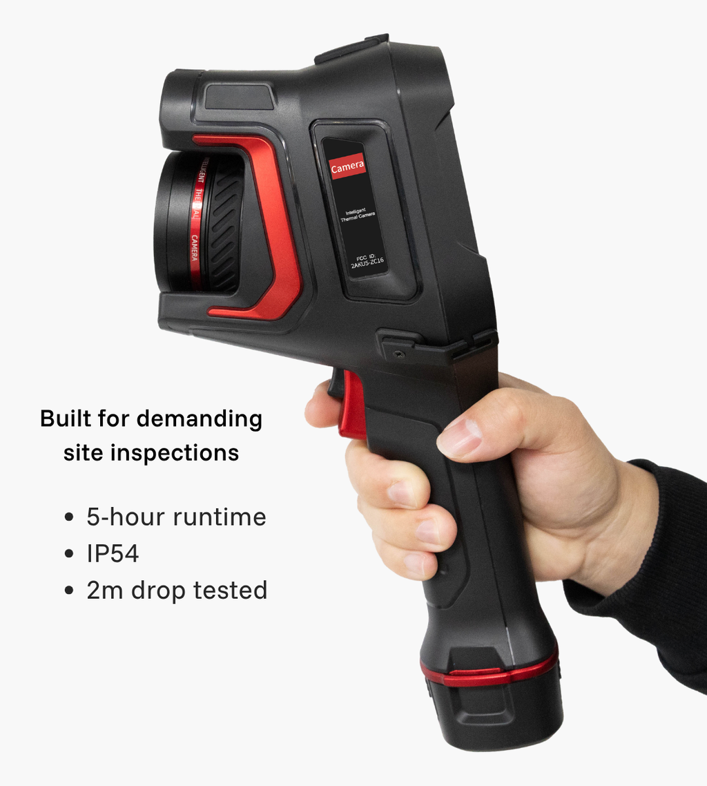 Guide Sensmart Hammer II thermal camera held in one hand, highlighting its five-hour runtime, IP54 protection and 2 m drop testing.