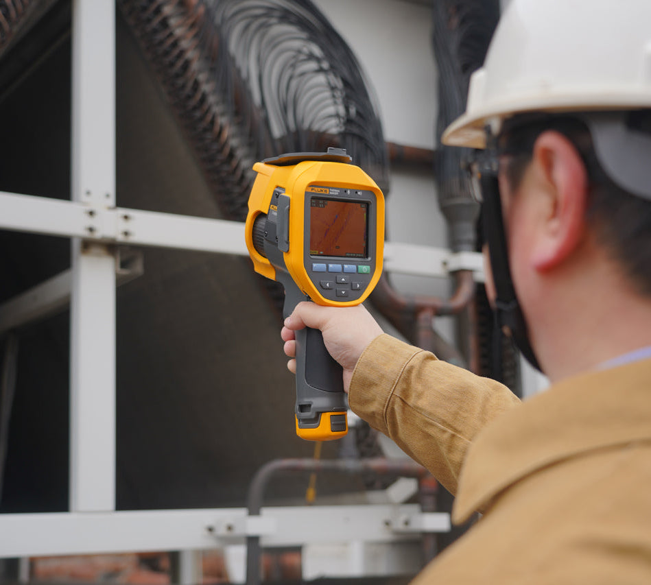 HVAC engineer using Fluke Ti401U during inspection.