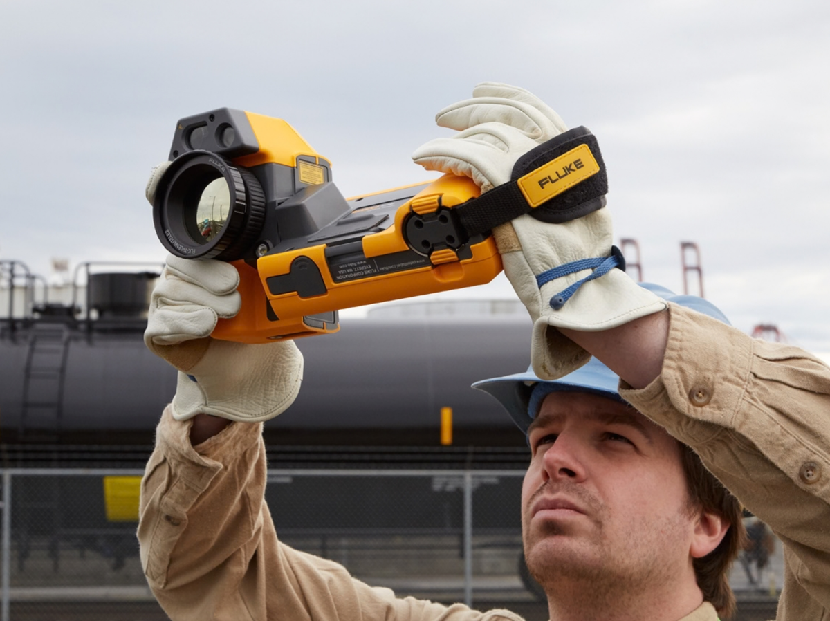 Male engineer using Fluke TiX580 professional thermal imaging camera with rotating optical block.
